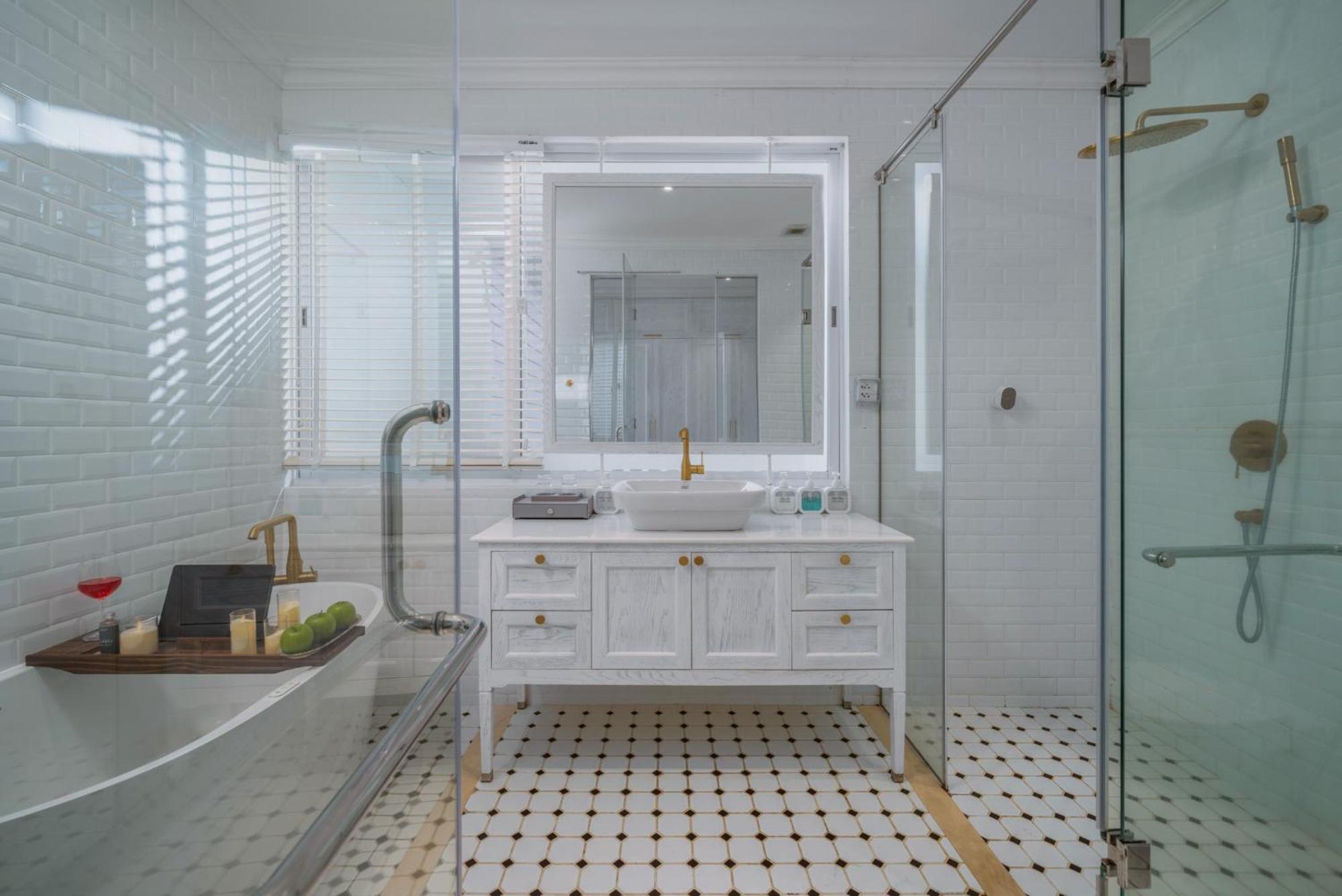 The Salt - 250sm 3br, 4ba & Kitchen *